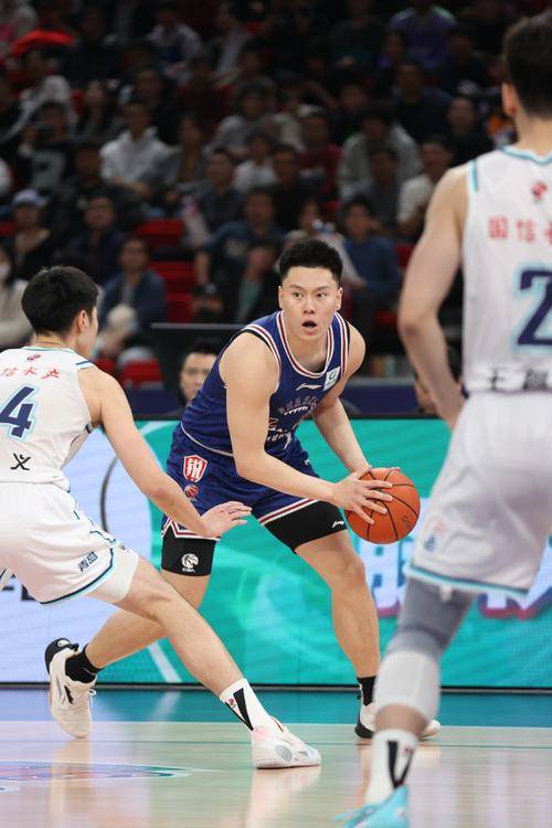 问鼎娱乐app下载关于皇家马德里内部会议纪要流出：今夜更衣室发声；CBA季后赛使命明确；球探报告显示潜力的信息