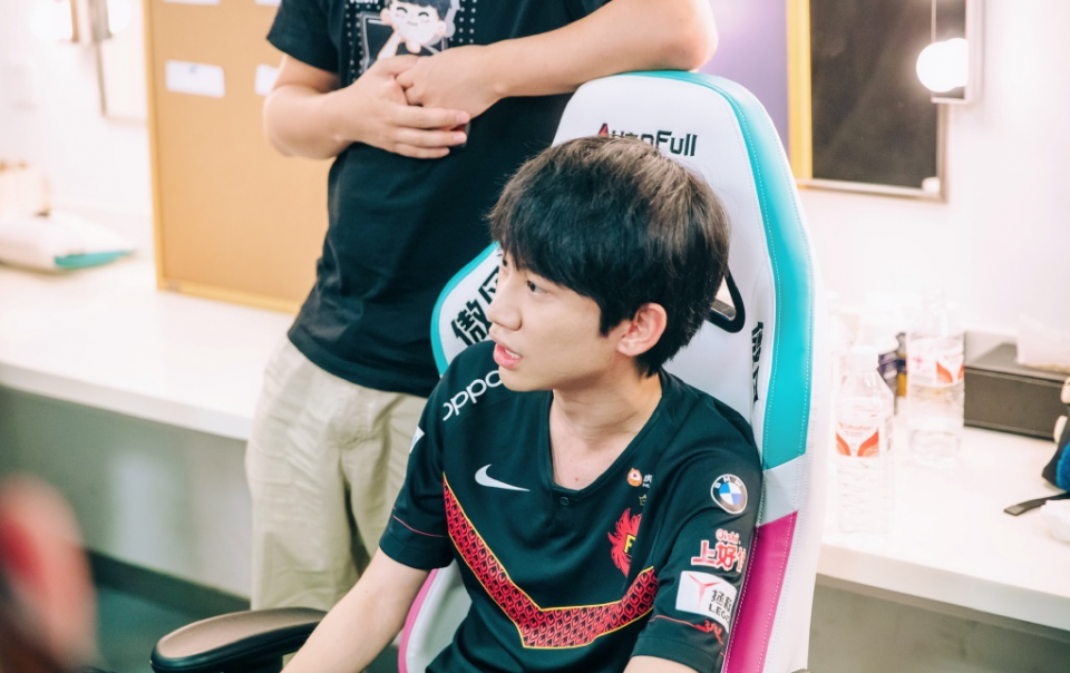 问鼎娱乐app下载窗口期巴塞罗那调整名单布莱顿单刀错失备战德国杯，Doinb爆冷击败FPX直接炸裂的简单介绍